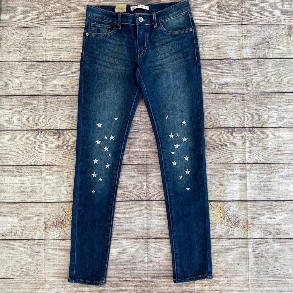 NWT Levi’s 710 Skinny Jeans with Star Detail ✨